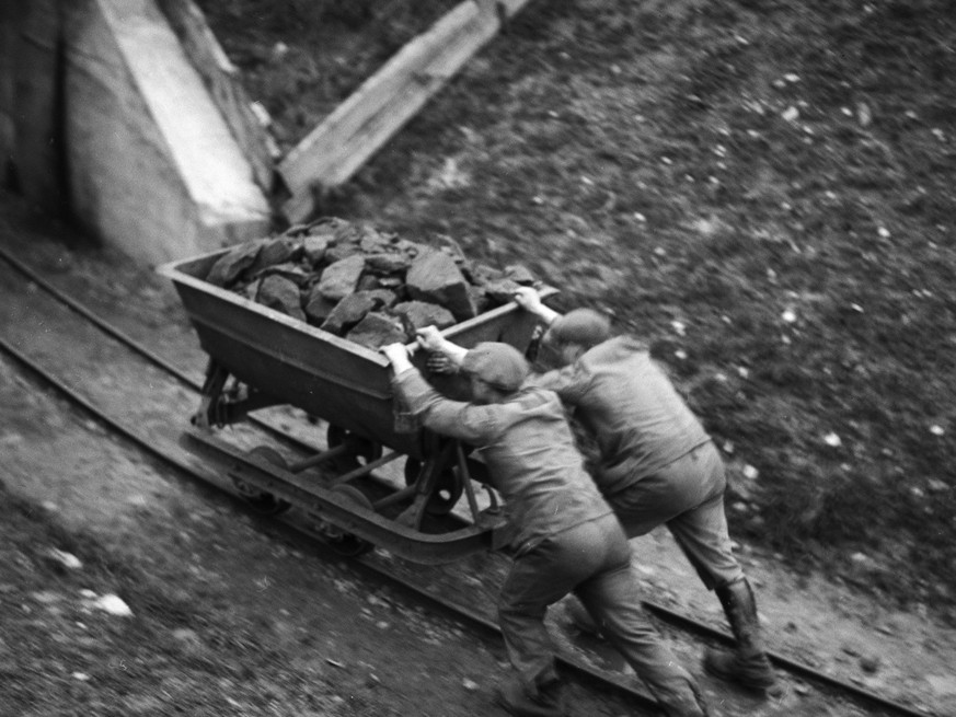 Als Folge der Suche nach einheimischen Rohstoffen in der Schweiz nimmt im Jahr 1937 das Erzbergwerk in Herznach, auch Herznacher Grube genannt, den Betrieb auf, aufgenommen im Jahr der Eroeffnung. Die ...