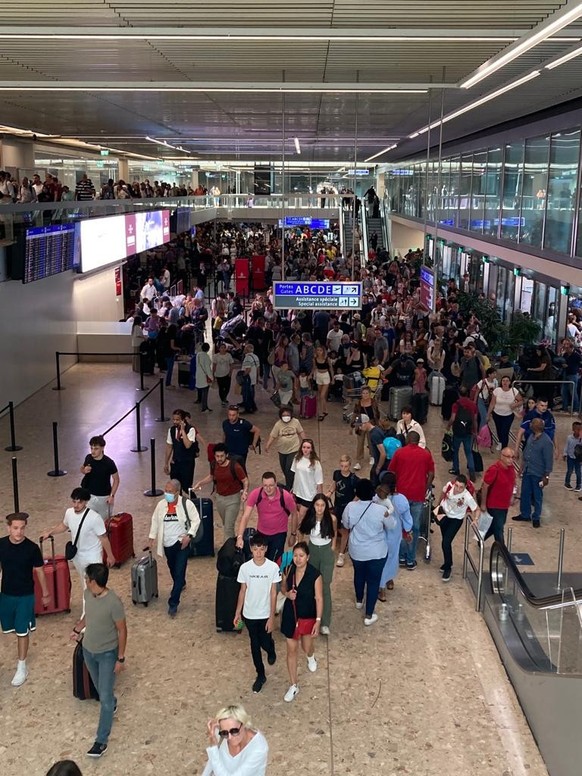 Une foule de voyageurs coincée à Genève Aéroport.