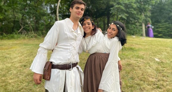 Daniel, Carmen (centre) et Lupita (droite) réuni lors d&#039;une fête déguisée.