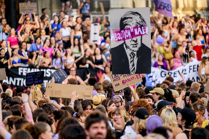 Des femmes manifestent sur la place de la Riponne pendant le grand cortege lors de la Greve feministe le mercredi 14 juin 2023 a Lausanne. (KEYSTONE/Jean-Christophe Bott)