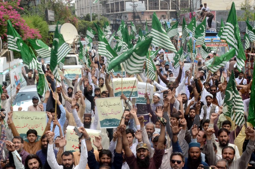 epa12051054 Supporters of the Islamic political party Pakistan Markazi Muslim League (PMML) shout anti-India slogans during a rally in Lahore, Pakistan, 24 April 2025. Pakistan&#039;s National Securit ...