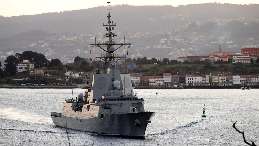 La frégate espagnole Blas de Lezo quitte le port de Ferrol, en Espagne, le 22 janvier 2022. Elle est déployée en mer Noire pour rejoindre les forces navales de l'Otan.