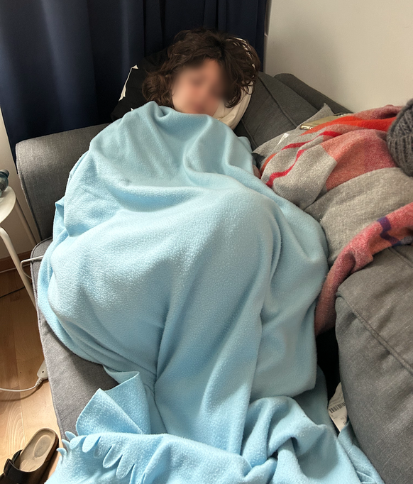 Lea passe la plupart de sa journée allongée sur le canapé.
