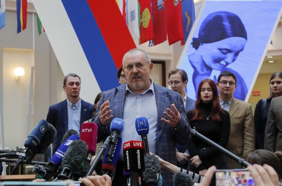 epa11115366 Boris Nadezhdin, Russian presidential candidate from the Civil Initiative party and deputy of the Council of Deputies of the Dolgoprudny urban district of the Moscow Region, speaks with th ...