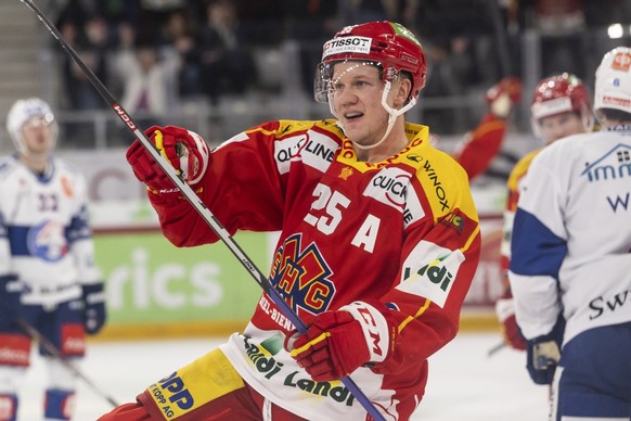 Biels Toni Rajala, Mitte, freut sich ueber sein Tor zum 3:2, im Eishockey Qualifikations-Spiel der National League, zwischen dem EHC Biel und den ZSC Lions, am Dienstag, 1. November 2022, in der Tisso ...