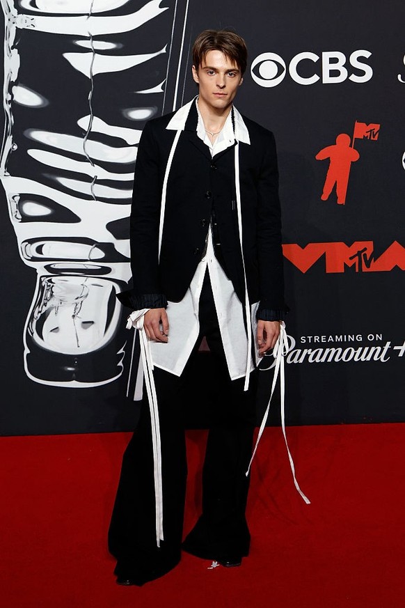 ELMONT, NEW YORK - SEPTEMBER 07: Yungblud attends the 2025 MTV Video Music Awards at UBS Arena on September 07, 2025 in Elmont, New York. (Photo by Taylor Hill/WireImage)