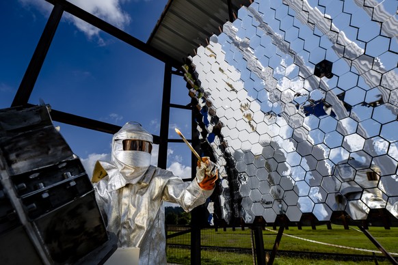 KEYPIX - Jean-Francois Dionne, ingenieur metallurgiste chez Panatere, portant une combinaison de protection, fait fondre un morceau de metal dans le petit four lors d&#039;une visite avant l&#039;inau ...