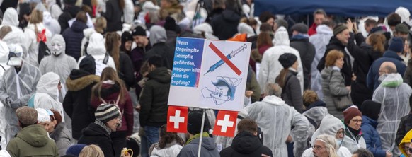 Anhaenger des Vereins Stiller Protest bei einer Demonstration gegen die Massnahmen zur Eindaemmung des Coronavirus in Liestal, am Samstag, 20. Maerz 2021. (KEYSTONE/Georgios Kefalas)