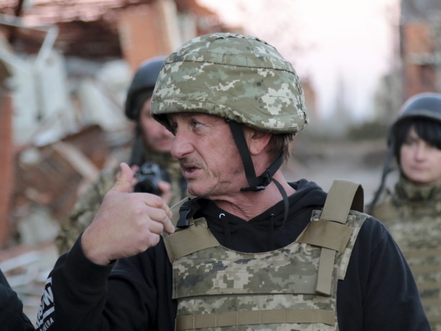 Sean Penn visite des positions des forces armées ukrainiennes près de la ligne de front avec les séparatistes dans la région de Donetsk, en Ukraine, le 18 novembre 2021.