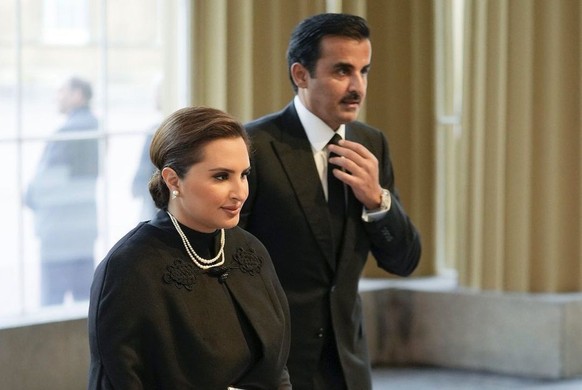 Sur le plan politique, Jawaher est la première dame, la seule à accompagner Tamim lors des voyages d'Etat, en tant que consort. Par exemple, lors des funérailles d'Elizabeth II à Londres.