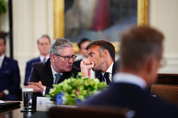 epa12308687 French President Emmanuel Macron (R) and British Prime Minister Keir Starmer participate in a Multilateral Meeting with European Leaders in the East Room of the White House in Washington,  ...