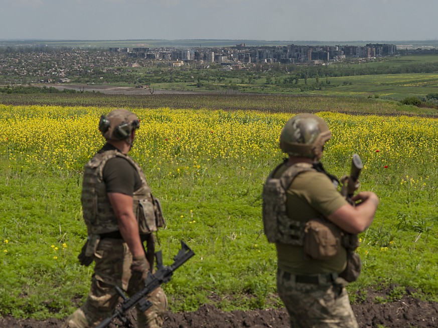 Les troupes ukrainiennes ont avancé de plusieurs centaines de mètres dans le secteur de Bakhmout, théâtre de la bataille la plus longue et la plus meurtrière du conflit, selon la vice-ministre ukraini ...