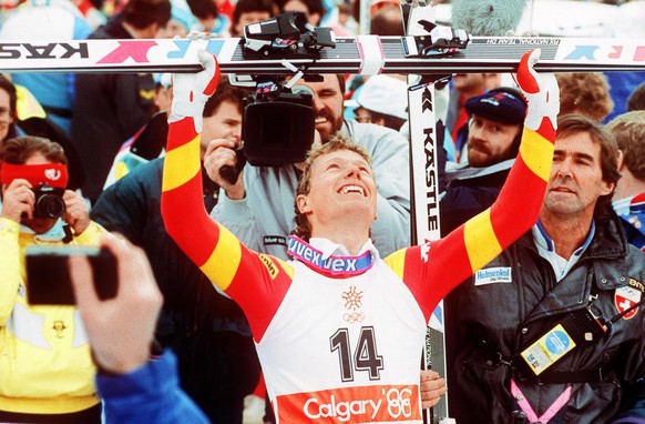 Pirmin Zurbriggen jubelt am 15. Februar 1988 ueber seine Goldmedaille in der Herren-Abfahrt an den XV. Olympischen Winterspielen in Calgary, Kanada. (KEYSTONE/EPA/DPA/Str)