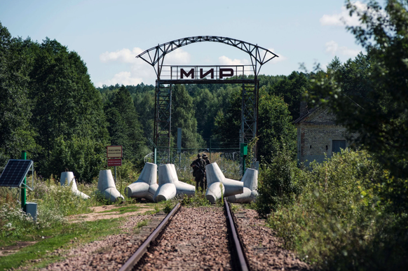 Les barrières en béton à la frontière polonaise avec l'enclave de Kaliningrad, également connues sous le nom de hérissons antichars, sont destinées à empêcher les véhicules militaires russes d  ...