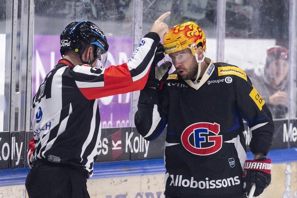 Gotterons PostFinance Top Scorer Christopher DiDomenico, rechts, diskutiert mit Headschiedsrichter Marc Wiegand beim Eishockey Meisterschaftsspiel der National League zwischen dem HC Fribourg Gotteron ...