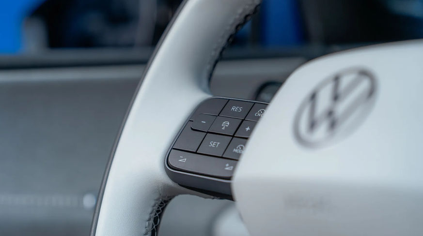 Les touches physiques font également leur retour sur le volant.