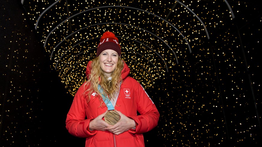 ARCHIV - ZUR NACHTRAEGLICH VERGEBENEN BRONCE-MEDAILLE AN DEN OLYMPISCHEN SPIELEN FUER FANNY SMITH - Bronze medalist Fanny Smith of Switzerland poses at the House of Switzerland after the women Freesty ...