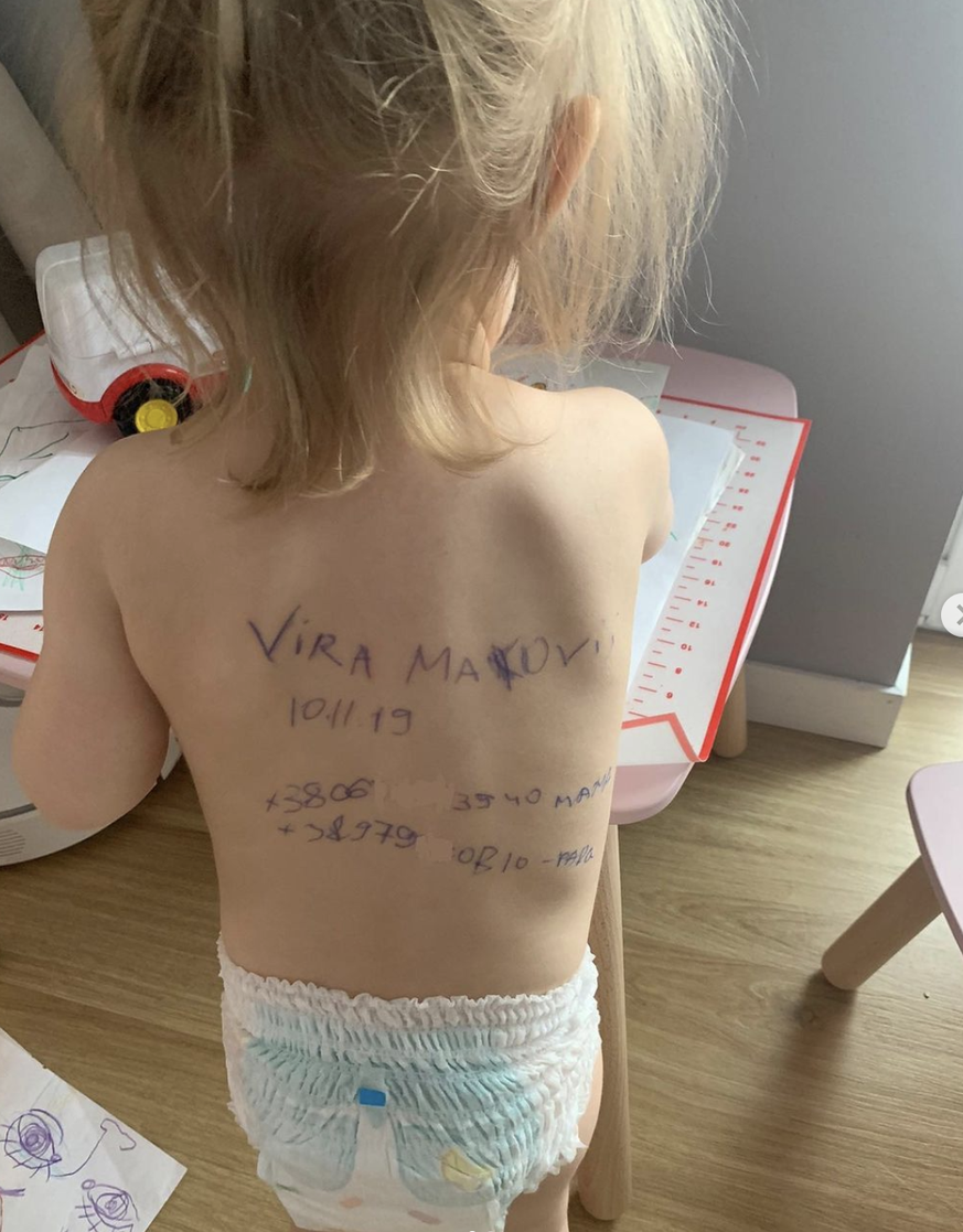A la suite des bombardements à Kiev le 24 février dernier, la mère a écrit son numéro de téléphone dans le dos de sa fille.