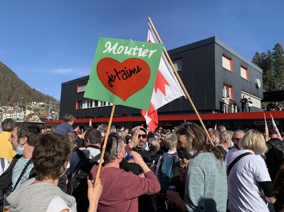 Cette pancarte aperçue dimanche à Moutier reprend les codes graphiques du séparatisme jurassien, époque années 70.