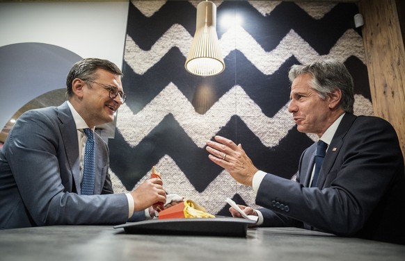 epa10846023 A handout picture made available by the Foreign Affairs Ministry shows Ukraine&#039;s Minister of Foreign Affairs Dmytro Kuleba (L) and US Secretary of State Antony Blinken (R) visiting a  ...