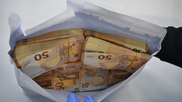 Argent liquide dans des enveloppes découvert par l'OFDF et communiqué le 18.05.2026.