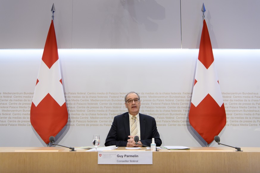 Bundesrat Guy Parmelin spricht waehrend einer Medienkonferenz ueber die Aenderung der Covid-19-Verordnung Arbeitslosenversicherung, am Mittwoch, 26. Januar 2022, in Bern. (KEYSTONE/Anthony Anex)