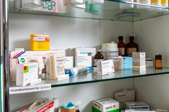 Les bureaux de Tox Info Suisse disposent également d’une armoire contenant des antidotes, mais uniquement à des fins d’exposition.