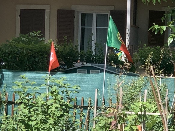Les drapeaux suisse et portugais, quartier de la Servette, Genève.