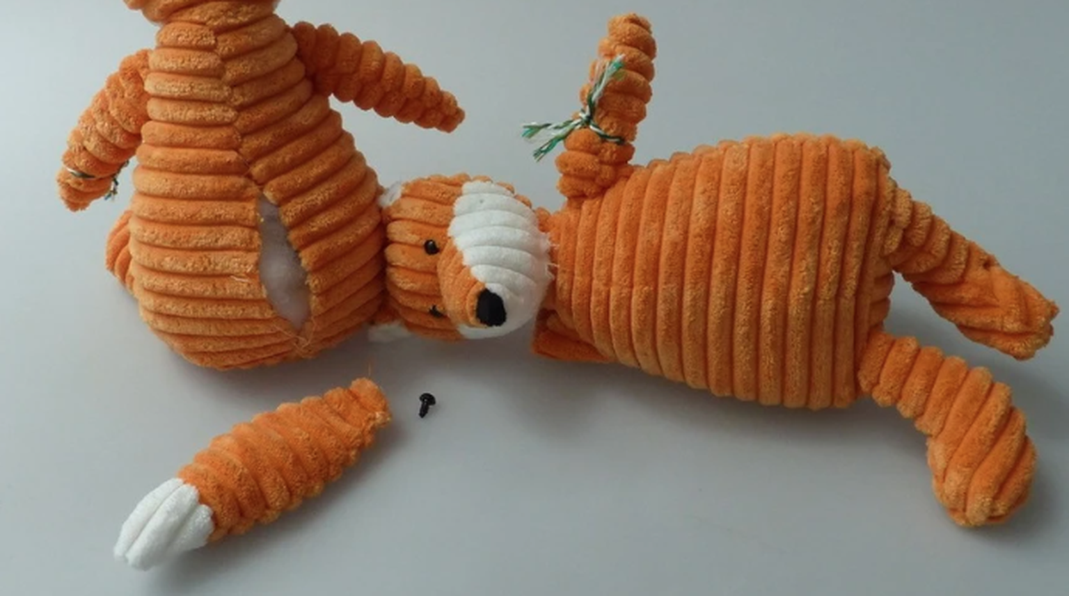 Outre sa mauvaise qualité évidente, cette peluche a perdu ses yeux. Ce qui présente le risque que l'un d'eux soit avalé par un enfant.