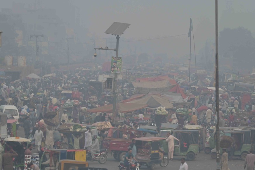 epa11690089 A view of thick smog in Lahore, Pakistan, 29 October 2024. In response to alarming air pollution levels in Lahore, where the air quality index (AQI) reached dangerous levels, new school ti ...