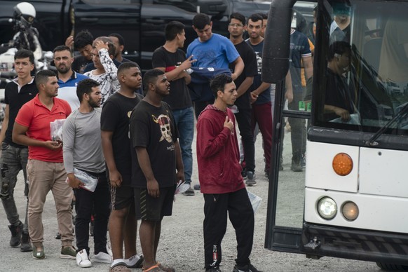 Des migrants, ayant récemment franchi la frontière entre les Etats-Unis et le Mexique, vus à Brownsville, au Texas, le 5 mai 2023.