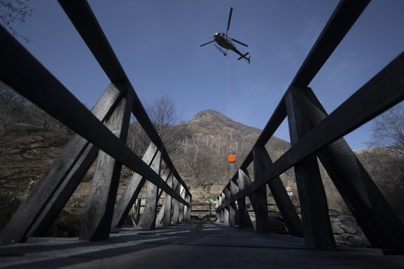 Loescharbeiten auf dem Monte Ferraro, am Samstag, 3. Februar 2024. Im Kanton Tessin war am Freitagabend ein grosser Waldbrand ausgebrochen. Betroffen war ein grosses Waldgebiet in der Region Malcanton ...