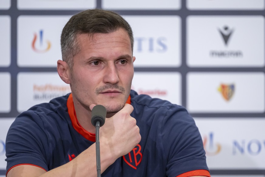 Taulant Xhaka, Spieler des FC Basel 1893, spricht an einer Medienkonferenz in Basel, am Donnerstag, 13. Februar 2025. Nach insgesamt 13 Saisons, 10 Titeln und ueber 400 Spielen in Rotblau beendet Taul ...