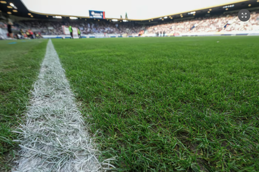 Une pelouse loin d'être idéale: elle était déjà trouée lors du dernier match à domicile du FC Lucerne contre GC.