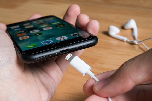 Apple ne connaît que les câbles Lightning dans ses Iphones. watson