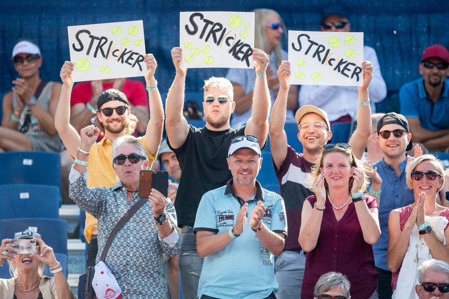 Stephan Stricker (polo bleu clair) est vu comme un père toxique par plusieurs personnes du milieu.