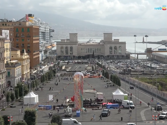 Le Polichinelle de Gaetano Pesce, à Naples, crée la polémique: la statue ressemble à un pénis.