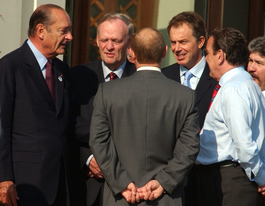 (L-R) French President Jacques Chirac, Canadian Prime Minister Jean Chretien, Russian President Vladimir Putin, British Prime Minister Tony Blair and German Chancellor Gerhard Schroeder confer as they ...