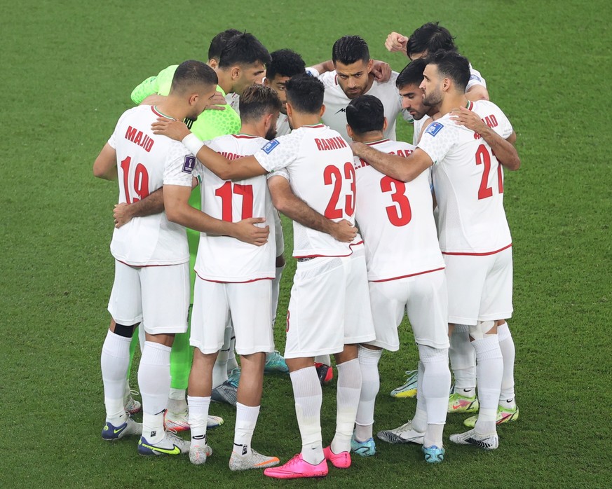 epa10337275 Players of Iran huddle during the FIFA World Cup 2022 group B soccer match between Iran and the USA at Al Thumama Stadium in Doha, Qatar, 29 November 2022. EPA/Ali Haider