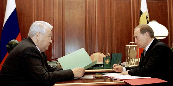 L'ex-président russe, Boris Eltsine, et son ancien Premier ministre, Vladimir Poutine, le 27 décembre 1999.