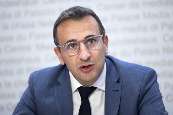 Sidney Kamerzin, Nationalrat Mitte-VS, spricht waehrend einer Medienkonferenz des ueberparteilichen Komitees &quot;Nein zur Verarmungsinitiative&quot;, am Montag, 16. Dezember 2024 in Bern. Am 9. Febr ...