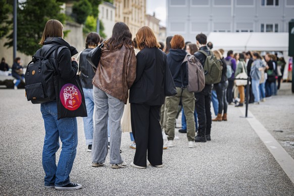 Des personnes attendent en file pour une seance de dedicace lors du festival litteraire &quot;Booklovers&quot; pour jeunes adultes ce samedi 1 juin 2024 au pole museal Plateforme 10 a Lausanne. (KEYST ...