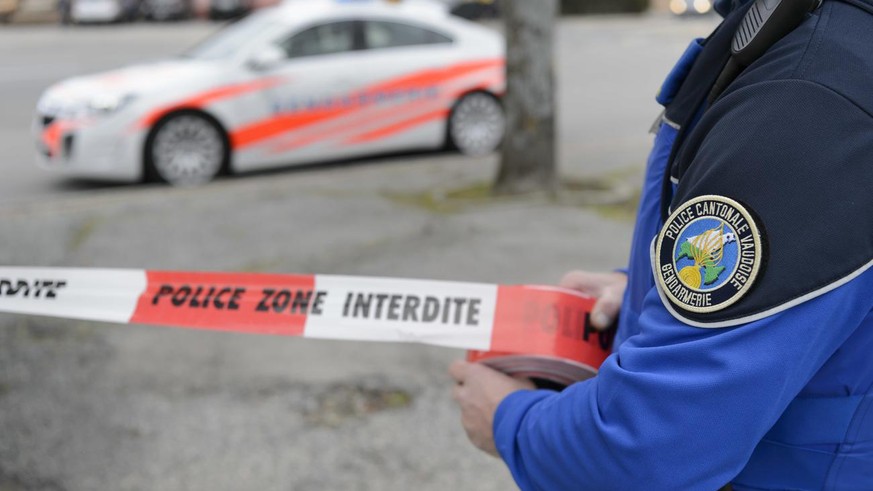 Une personne perd la vie dans un accident de la route à St-Prex (VD)
[Editor&#039;s note: photo mise-en-scene] Un policier (gendarme) du corps de gendarmerie de la Police cantonale vaudoise met en pla ...