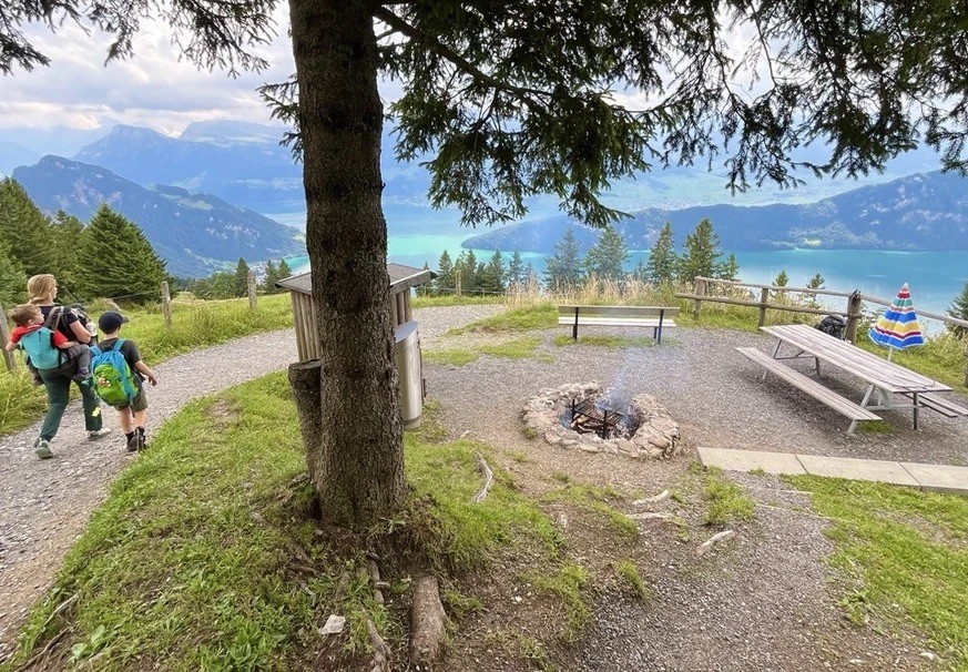 L'aire de grillades au sommet du Rigi, avec une vue sur le lac des Quatre-Cantons.