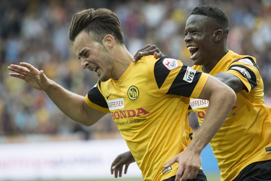 Berns Haris Tabakovic, Torschuetze zum 3:1, links und Denis Zakaria rechts, jubeln, waehrend dem Super League Fussball Berner Derby zwischen Young Boys Bern und dem FC Thun, im Stade de Suisse in Bern ...