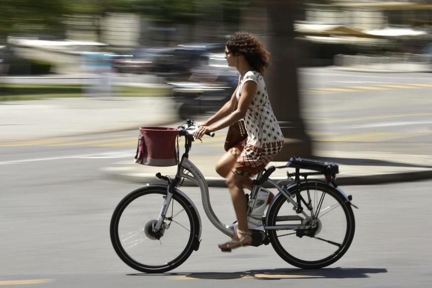 Woman riding an electric bicycle, pictured on July 18, 2012 in Geneva, Switzerland. (KEYSTONE/Martial Trezzini)

Une personne photographie sur un velo electrique, ce mercredi 18 juillet 2012 a Geneve. ...