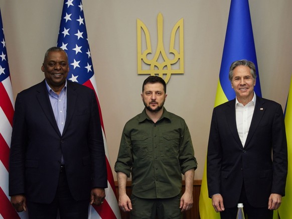 Le chef du Pentagone Lloyd Austin (� gauche) et le secr�taire d&#039;Etat am�ricain Antony Blinken (� droite) ont rencontr� dimanche le pr�sident ukrainien Volodymyr Zelensky.