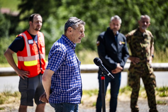 Matthias Bellwald, President du village de Blatten, parle avec les medias, apres une visite de l&#039;engamement de l&#039;Armee suisse sur le site de l&#039;eboulement le mardi 24 juin 2025 a Blatten ...