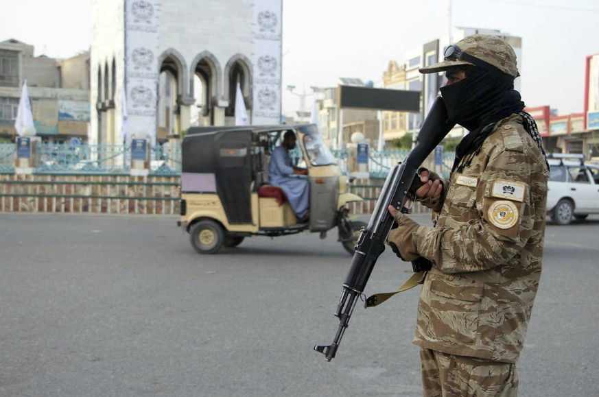 Un agent de sécurité taliban monte la garde à Kandahar, à l’approche du quatrième anniversaire de la prise du pouvoir par les talibans.