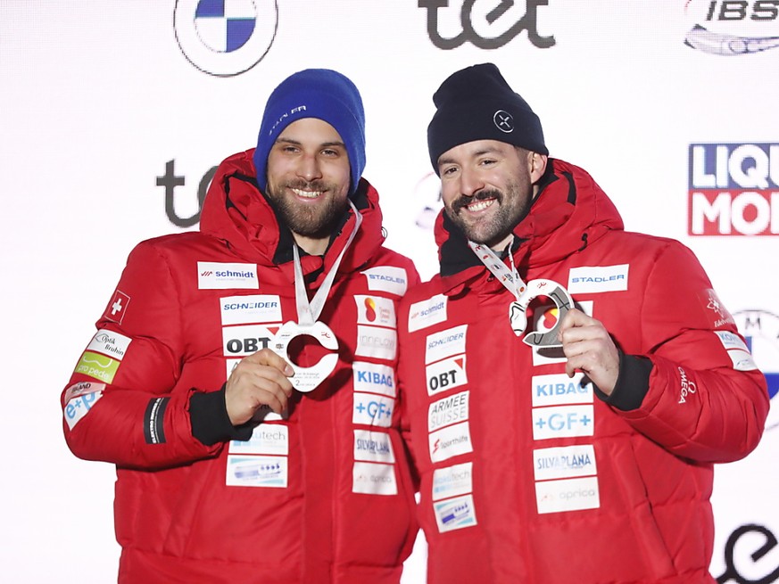 Sandro Michel (à gauche) et son pilote Michael Vogt sur un podium en bob à deux.